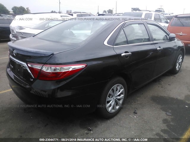 4T1BF1FK3HU451056 - 2017 TOYOTA CAMRY LE/XLE/SE/XSE BLACK photo 4