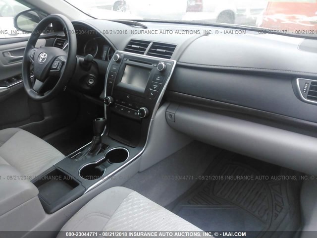 4T1BF1FK3HU451056 - 2017 TOYOTA CAMRY LE/XLE/SE/XSE BLACK photo 5