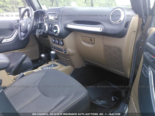 1C4BJWEG0HL577927 - 2017 JEEP WRANGLER UNLIMITE SAHARA GRAY photo 5