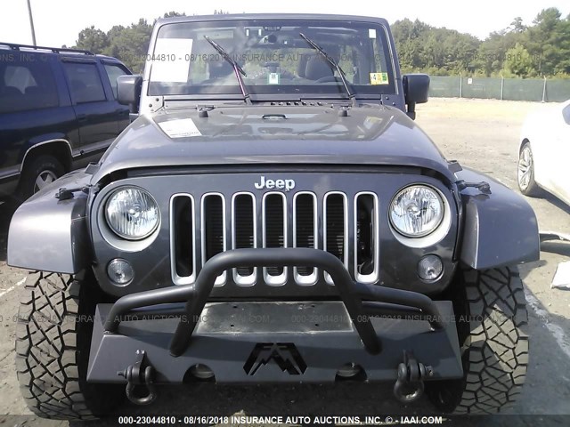 1C4BJWEG0HL577927 - 2017 JEEP WRANGLER UNLIMITE SAHARA GRAY photo 6