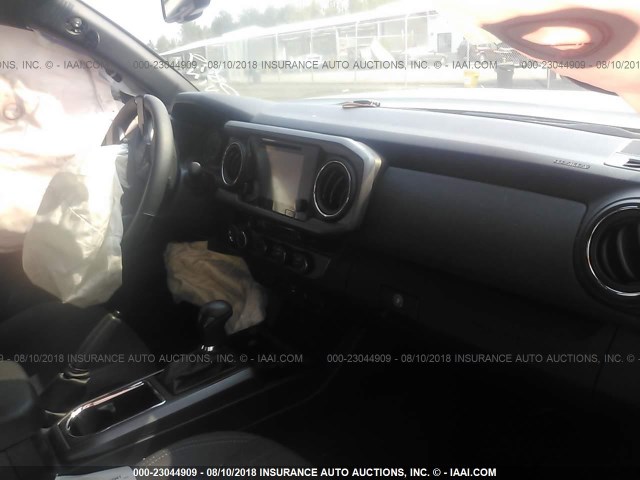 3TMCZ5AN6HM100879 - 2017 TOYOTA TACOMA DBL CAB/SR/TRDSPT/OR/PRO ნაცრისფერი ფოტო 5