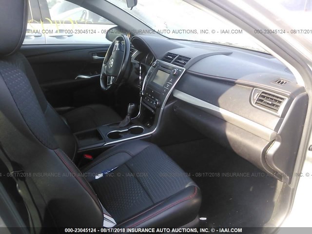 4T1BF1FKXFU059883 - 2015 TOYOTA CAMRY LE/XLE/SE/XSE 银色 照片 5