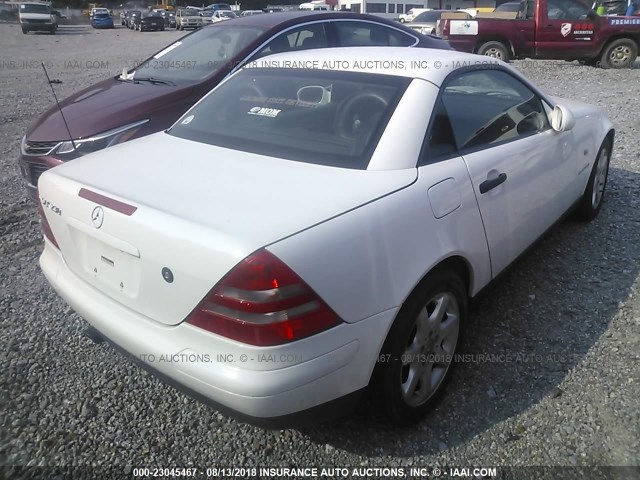 WDBKK47F5YF159950 - 2000 MERCEDES-BENZ SLK 230 KOMPRESSOR WHITE photo 4