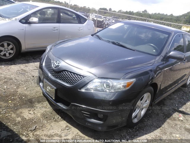 4T1BF3EK0BU744532 - 2011 TOYOTA CAMRY SE/LE/XLE GRAY photo 2