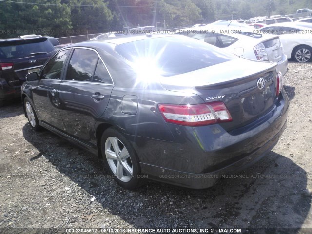4T1BF3EK0BU744532 - 2011 TOYOTA CAMRY SE/LE/XLE GRAY photo 3