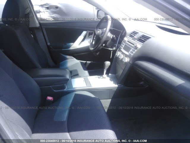 4T1BF3EK0BU744532 - 2011 TOYOTA CAMRY SE/LE/XLE GRAY photo 5
