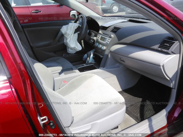 4T4BF3EKXAR033909 - 2010 TOYOTA CAMRY SE/LE/XLE წითელი ფოტო 5