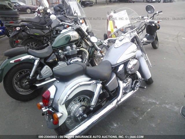 JH2RC44631M453213 - 2001 HONDA VT750 CD2 SILVER photo 4