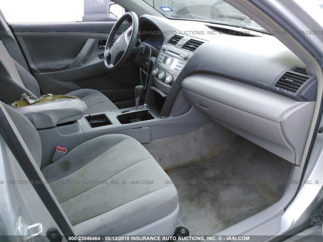 4T1BE46KX8U242031 - 2008 TOYOTA CAMRY CE/LE/XLE/SE SILVER photo 5