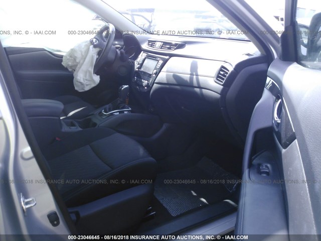 KNMAT2MTXHP604346 - 2017 NISSAN ROGUE S/SV SILVER photo 5