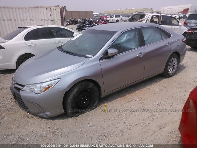 4T4BF1FK5FR492694 - 2015 TOYOTA CAMRY LE/XLE/SE/XSE SILVER photo 2