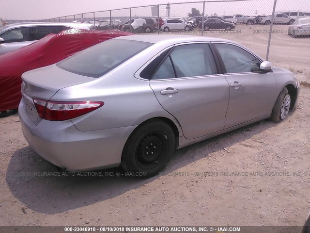 4T4BF1FK5FR492694 - 2015 TOYOTA CAMRY LE/XLE/SE/XSE SILVER photo 4