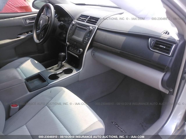 4T4BF1FK5FR492694 - 2015 TOYOTA CAMRY LE/XLE/SE/XSE SILVER photo 5