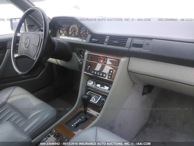 WDBEA50D5JA776833 - 1988 MERCEDES-BENZ 300 CE WHITE photo 5