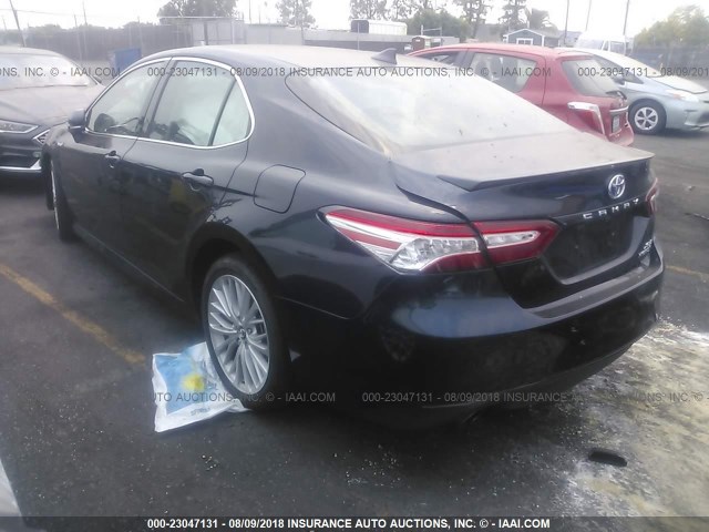 4T1B21HK3JU505695 - 2018 TOYOTA CAMRY HYBRID/LE/XLE/SE BLUE photo 3