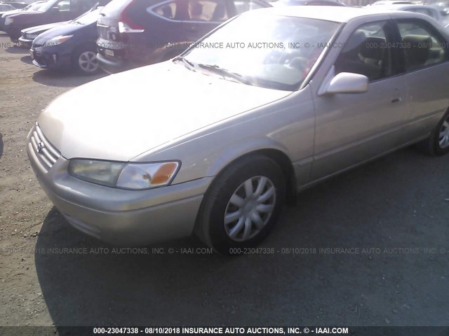 JT2BF22K1W0109716 - 1998 TOYOTA CAMRY CE/LE/XLE ბეჟი ფოტო 2
