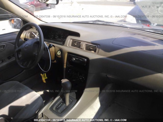 JT2BF22K1W0109716 - 1998 TOYOTA CAMRY CE/LE/XLE ბეჟი ფოტო 5