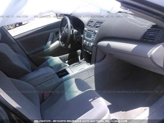4T4BE46K39R126807 - 2009 TOYOTA CAMRY SE/LE/XLE GRAY photo 5