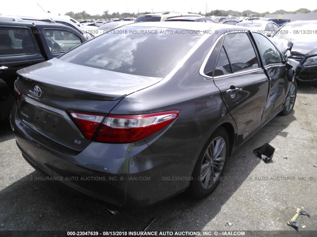 4T1BF1FK5GU248314 - 2016 TOYOTA CAMRY LE/XLE/SE/XSE GRAY photo 4