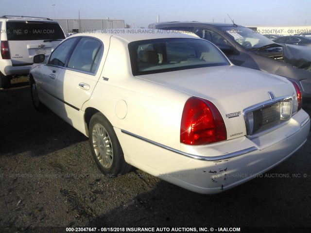 1LNHM82V87Y609746 - 2007 LINCOLN TOWN CAR SIGNATURE LIMITED CREAM photo 3