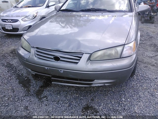 4T1BG22K9VU175308 - 1997 TOYOTA CAMRY CE/LE/XLE 灰色 照片 6
