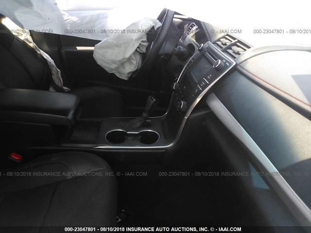 4T1BF1FK6GU505951 - 2016 TOYOTA CAMRY LE/XLE/SE/XSE SILVER photo 5