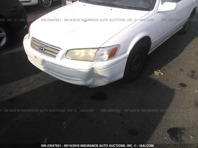 4T1BG22KXYU962207 - 2000 TOYOTA CAMRY CE/LE/XLE WHITE photo 6