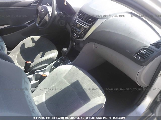 KMHCT4AE1GU947021 - 2016 HYUNDAI ACCENT SE SILVER photo 5