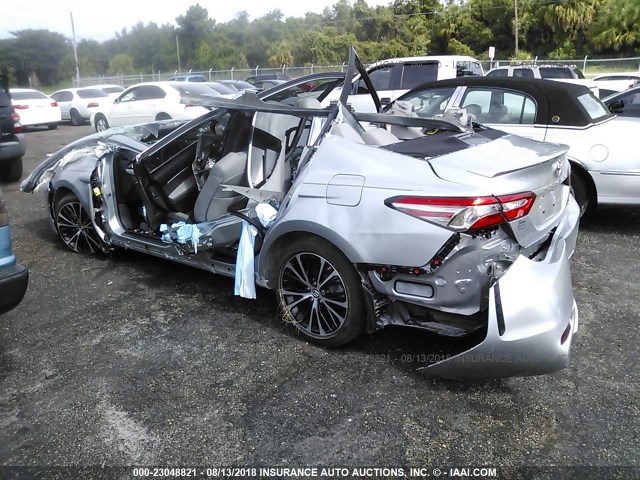 4T1B11HK3JU055582 - 2018 TOYOTA CAMRY L/LE/XLE/SE/XSE SILVER photo 3