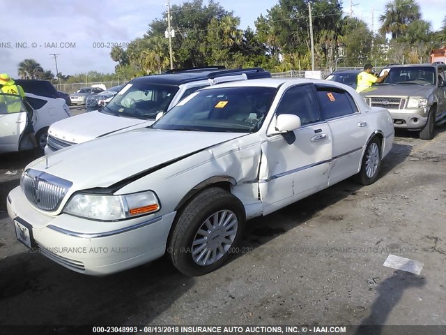 1LNHM81W95Y664262 - 2005 LINCOLN TOWN CAR SIGNATURE WHITE photo 2