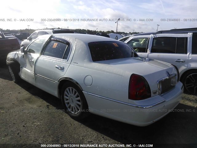 1LNHM81W95Y664262 - 2005 LINCOLN TOWN CAR SIGNATURE WHITE photo 3