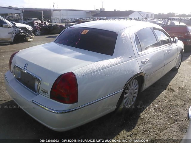 1LNHM81W95Y664262 - 2005 LINCOLN TOWN CAR SIGNATURE WHITE photo 4