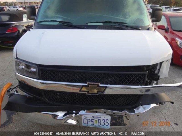 1GAZGMFG2J1220565 - 2018 CHEVROLET EXPRESS G3500 LT WHITE photo 16