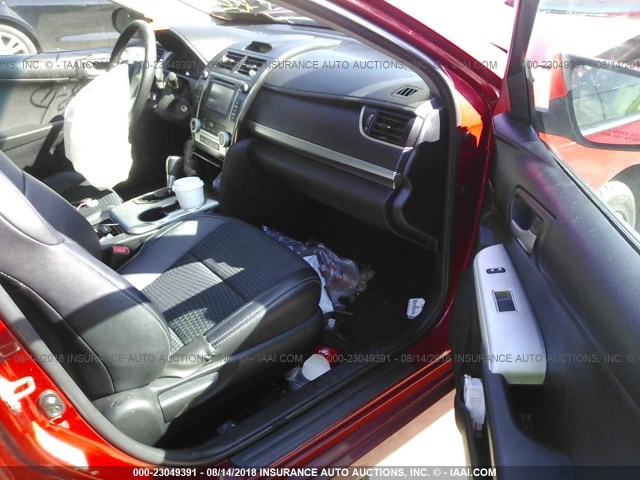4T1BF1FK7EU757057 - 2014 TOYOTA CAMRY L/SE/LE/XLE 红色 照片 5