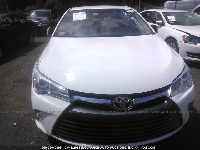 4T1BF1FK1HU359962 - 2017 TOYOTA CAMRY LE/XLE/SE/XSE 白色 照片 6