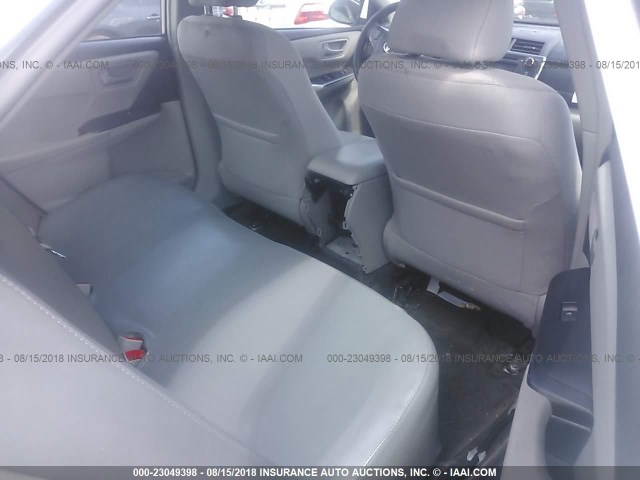 4T1BF1FK1HU359962 - 2017 TOYOTA CAMRY LE/XLE/SE/XSE 白色 照片 8