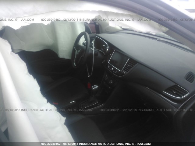 KL4CJASB6JB545554 - 2018 BUICK ENCORE PREFERRED Сұр фото 5