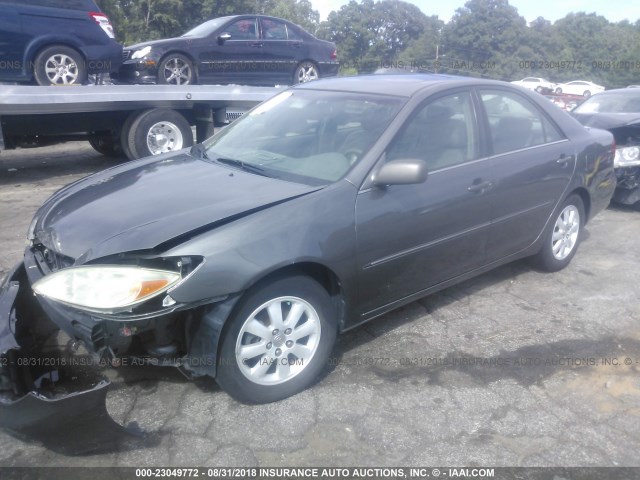 4T1BE32K92U588918 - 2002 TOYOTA CAMRY LE/XLE/SE Сұр фото 2