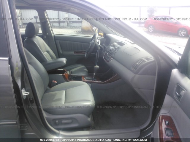 4T1BE32K92U588918 - 2002 TOYOTA CAMRY LE/XLE/SE Сұр фото 5