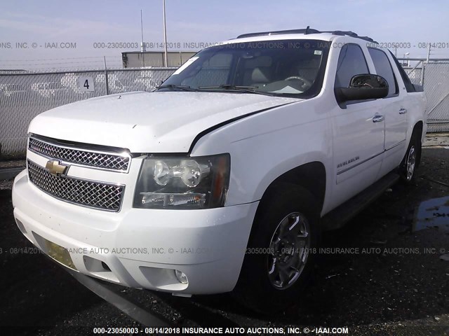 3GNNCGE08AG174255 - 2010 CHEVROLET AVALANCHE LTZ WHITE photo 2