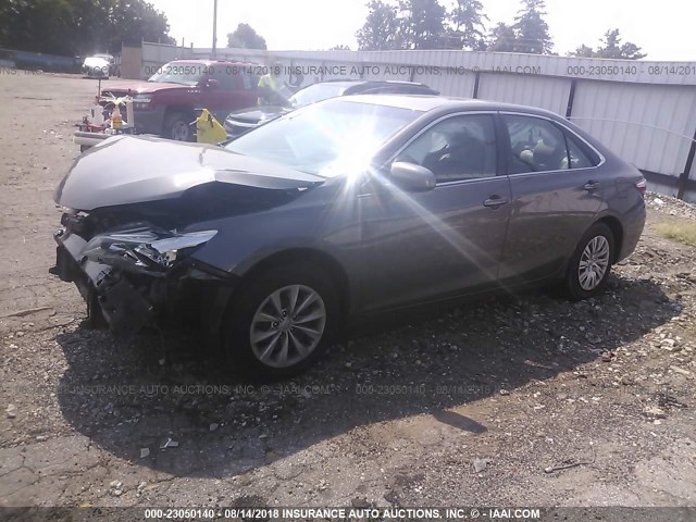 4T4BF1FK3GR546401 - 2016 TOYOTA CAMRY LE/XLE/SE/XSE 灰色 照片 2