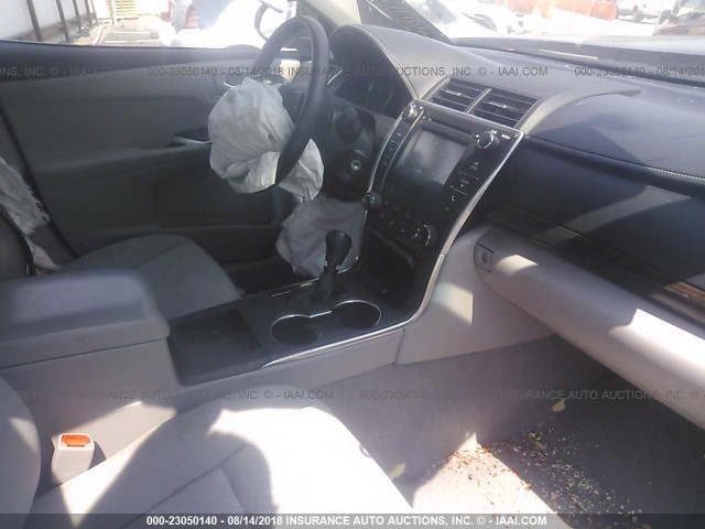 4T4BF1FK3GR546401 - 2016 TOYOTA CAMRY LE/XLE/SE/XSE 灰色 照片 5