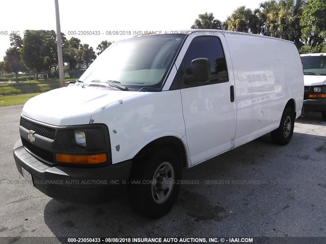 1GCGG25U371163148 - 2007 CHEVROLET EXPRESS G2500  WHITE photo 2