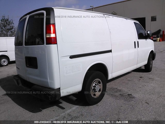 1GCGG25U371163148 - 2007 CHEVROLET EXPRESS G2500  WHITE photo 4