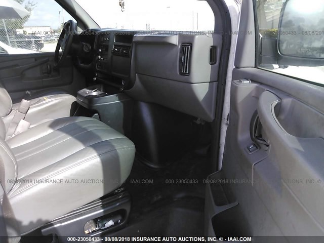 1GCGG25U371163148 - 2007 CHEVROLET EXPRESS G2500  WHITE photo 5