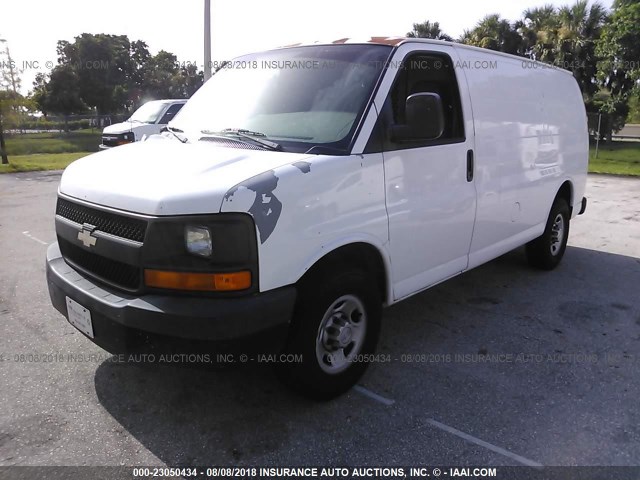 1GCGG25U671161975 - 2007 CHEVROLET EXPRESS G2500  WHITE photo 2