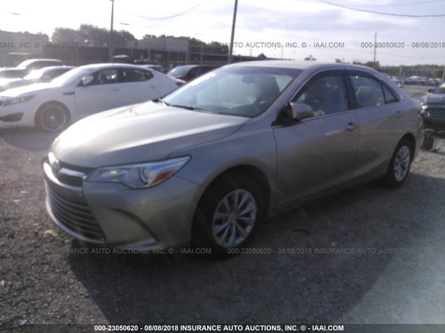 4T4BF1FK1FR484804 - 2015 TOYOTA CAMRY LE/XLE/SE/XSE Champagne photo 2