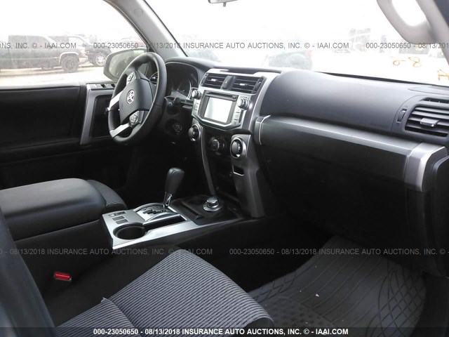 JTEBU5JR2G5375422 - 2016 TOYOTA 4RUNNER SR5 PREM/LTDL/TRAIL/TRD SILVER photo 5