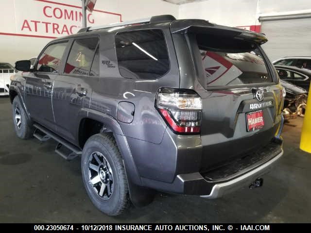 JTEBU5JR3J5574485 - 2018 TOYOTA 4RUNNER SR5 PREM/LTDL/TRAIL/TRD GRAY photo 3