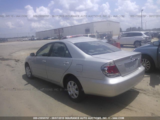 4T1BE32K35U520585 - 2005 TOYOTA CAMRY LE/XLE/SE SILVER photo 3